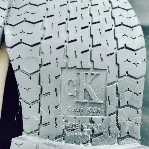 Men's Calvin Klein ankle boots. Never worn, size 9. - Picture 6 of 7